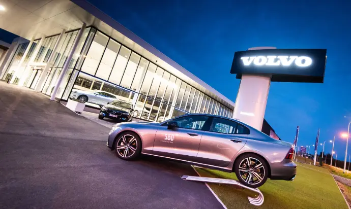 Verlichting- en elektriciteitswerken in de showrooms van Volvo